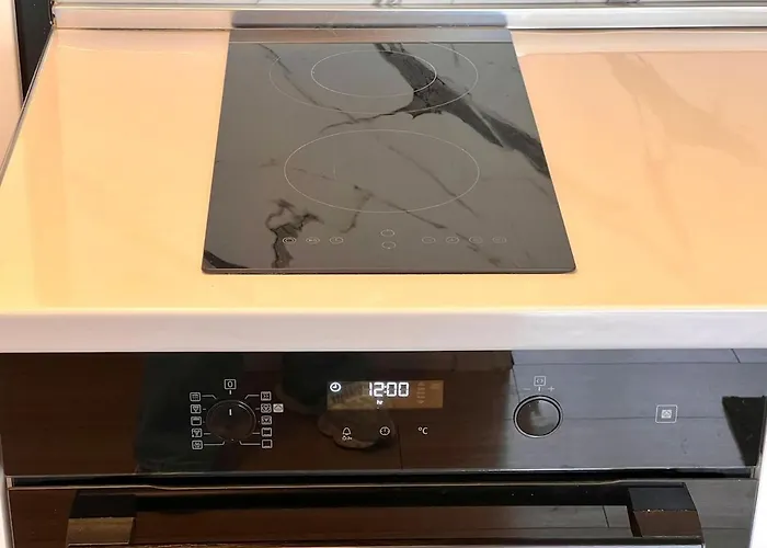 Ama's 1br Ap 1 - Parking, Sea View & Kitchen