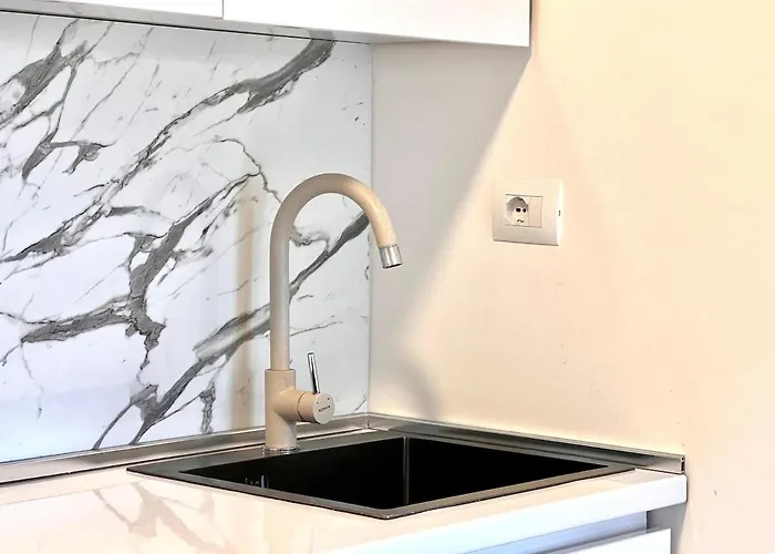 Ama's 1br Ap 1 - Parking, Sea View & Kitchen Daire Himarë