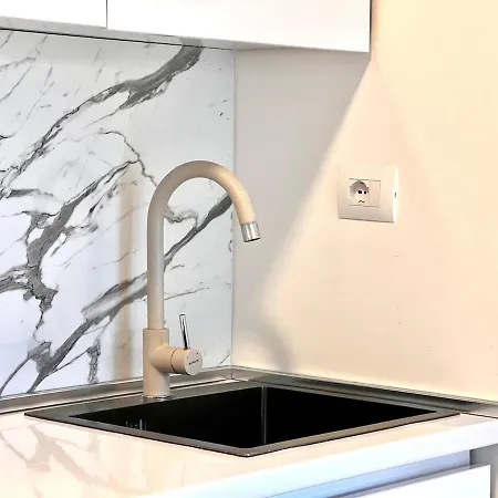Ama's 1br Ap 1 - Parking, Sea View & Kitchen Daire Himarë