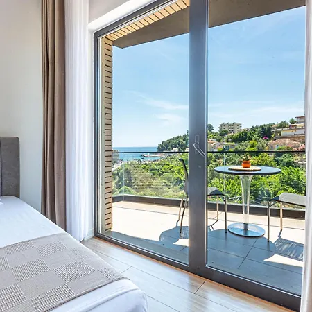 Ama's 1br Ap 1 - Parking, Sea View & Kitchen *
